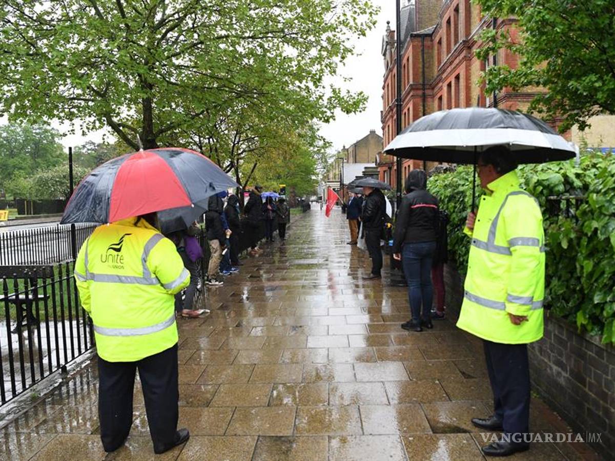 $!Rinden tributo a trabajadores de la salud fallecidos por COVID-19 en Reino Unido