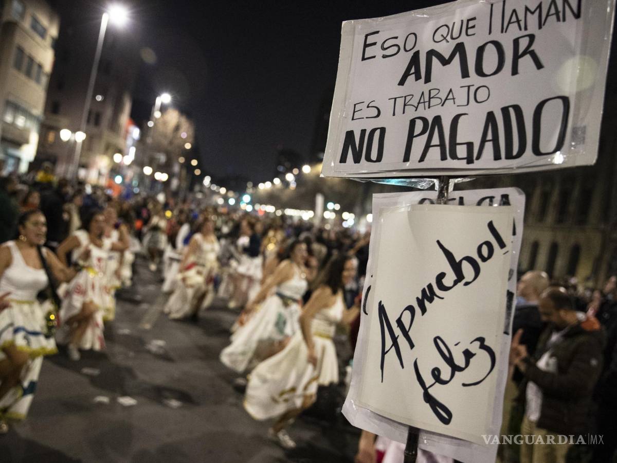 $!Un grupo de bailarinas animan el cierre de campaña de los simpatizantes por la opción de votar aprueba al referendo del próximo domingo en Santiago (Chile).