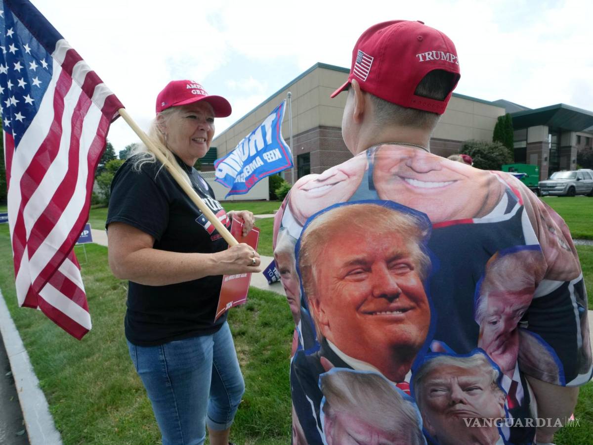 $!Linda Lambert (i) y Jessica Morin (d) antes del Almuerzo Lila de la Federación de Mujeres Republicanas de New Hampshire con Donald Trump en Concord.