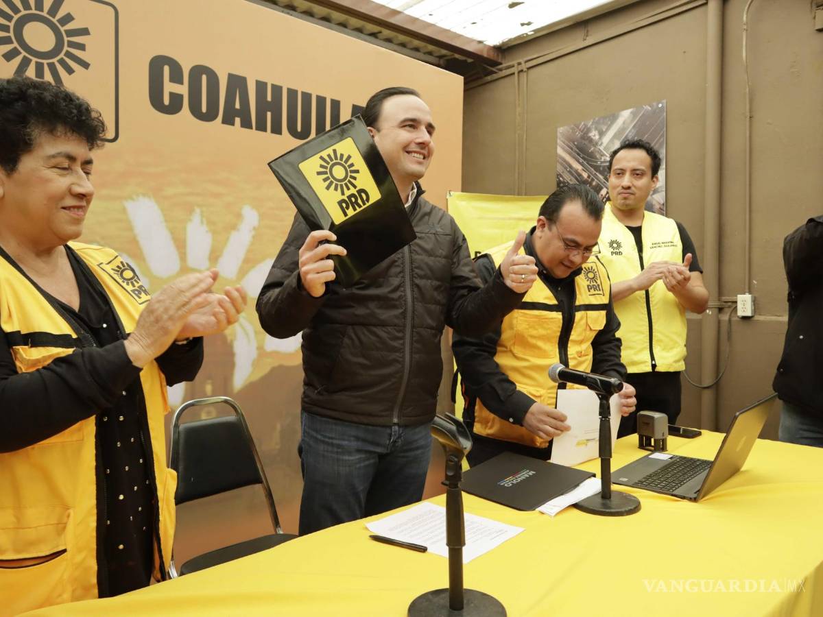 $!Saltillo, Coah. Mex. 13 de diciembre del 2023 Manolo Jiménez se registro como aspirante a candidato a Gobernador por el Partido de la Revolución Democrática, esto en un evento donde fue acompañado por figuras de este partido.