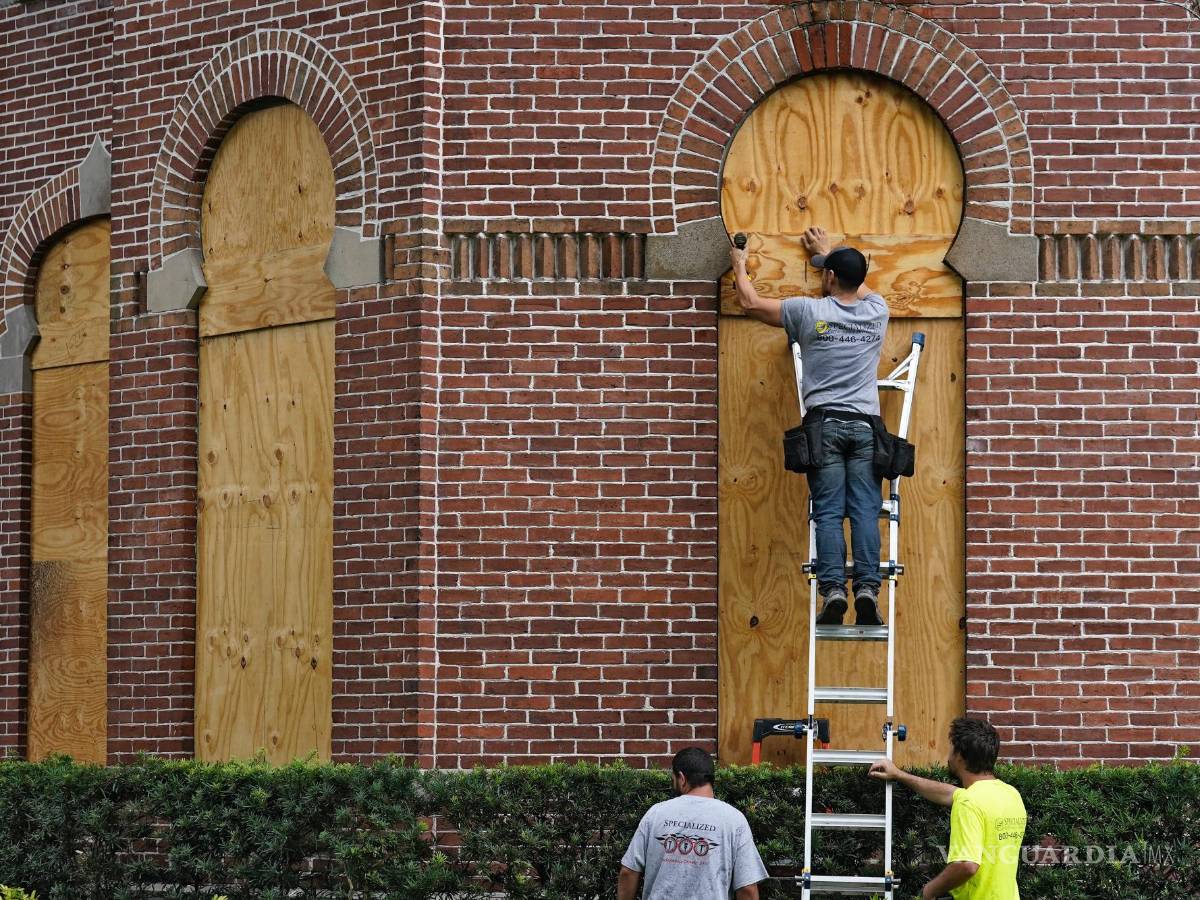$!Trabajadores de Specialized Performance Delivered 24:7 tapan las ventanas del histórico Henry B. Plant Hall en el campus de la Universidad de Tampa, Florida.