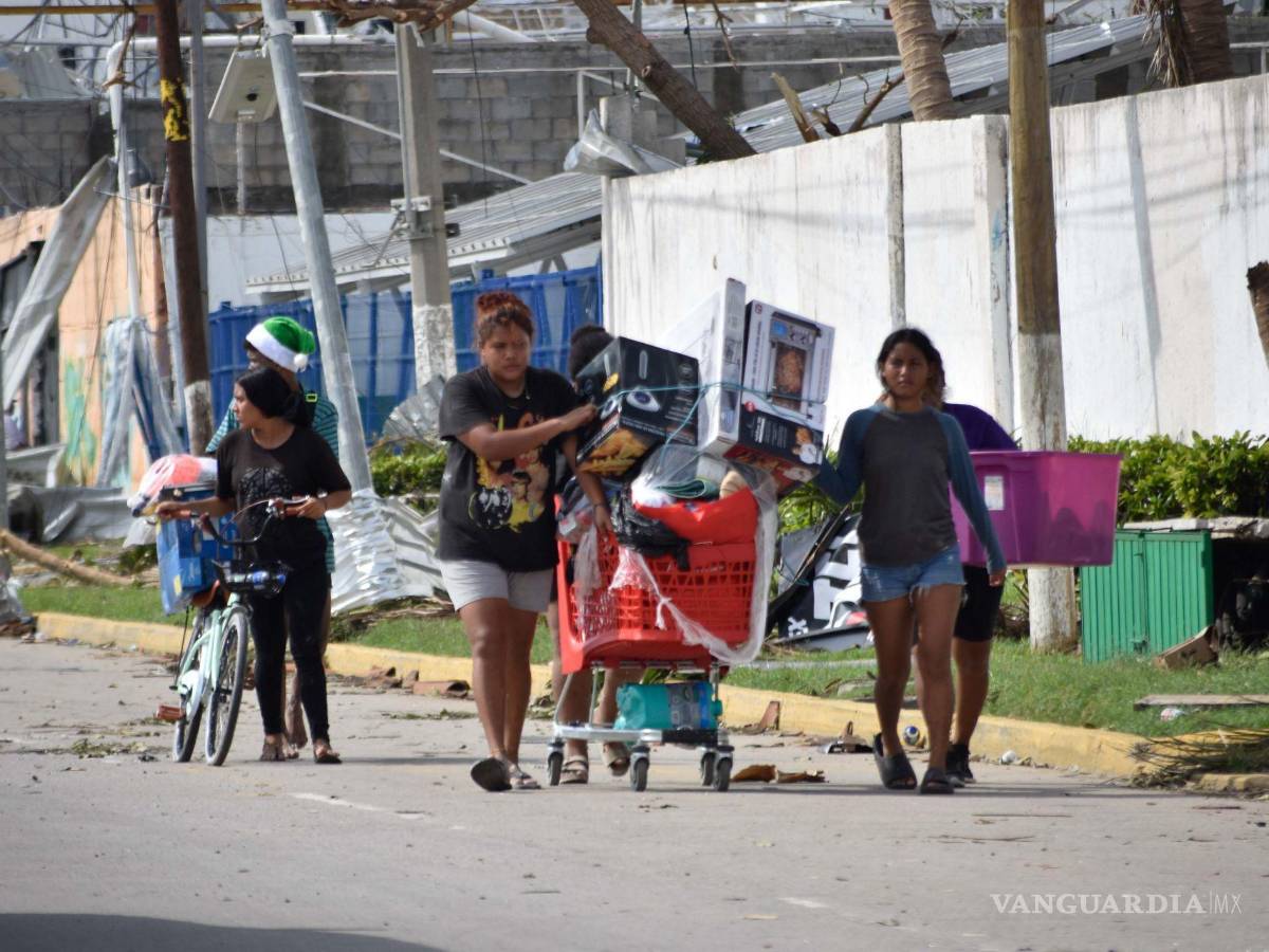 $!Tras el paso del Huracán categoría 5 ‘Otis’ se pudo observar a personas que no solo optaron por saquear productos de la canasta básica.