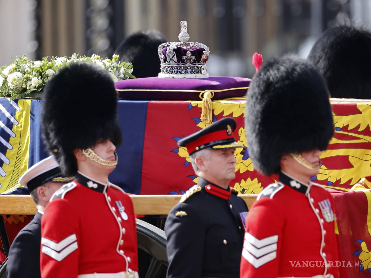 $!El ataúd que contiene el cuerpo de la Reina Isabel II de Gran Bretaña, envuelto en el estandarte real con la Corona del Estado Imperial en la parte superior.