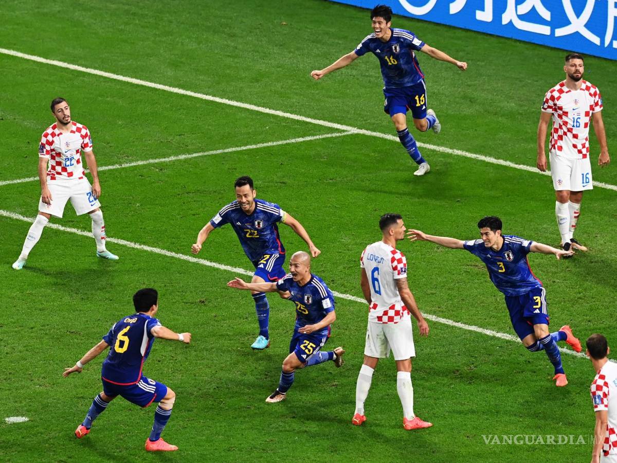 $!Daizen Maeda de Japón (25) celebra la anotación con sus compañeros.