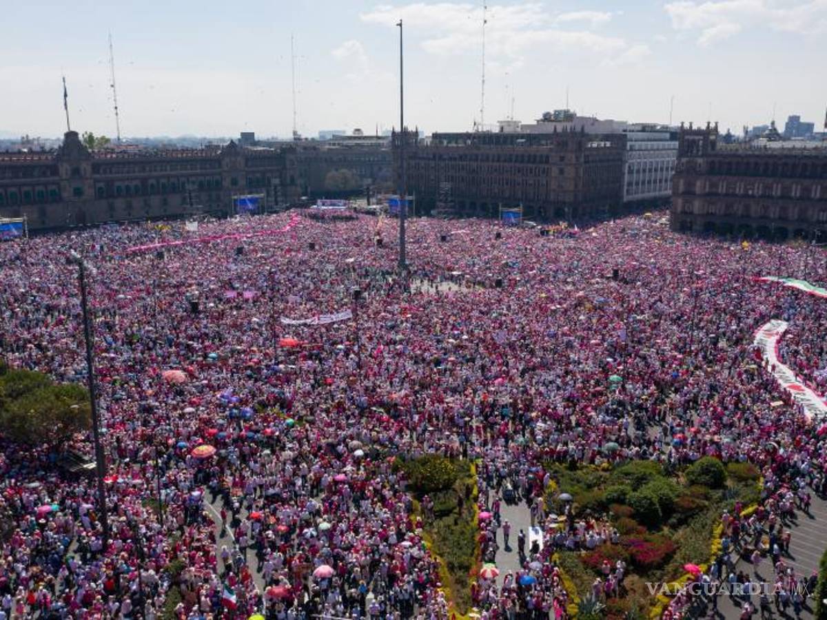 $!Miles de personas acudieron al Zócalo capitalino a la concentración convocada en contra del plan B de la reforma electoral. Bajo la consigna “El INE No se toca”.