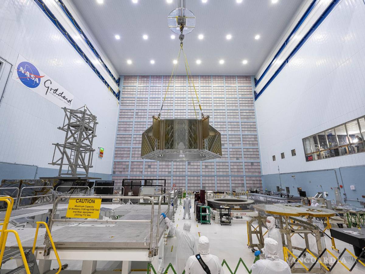 $!Fotografía de la gran estructura primaria hexagonal del Telescopio Espacial Roman suspendida del techo en pleno vuelo en el interior.