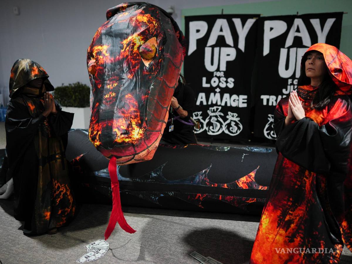 $!Activistas participan en una manifestación para reclamar financiamiento climático en la cumbre climática COP29 de la ONU en Bakú, Azerbaiyán.