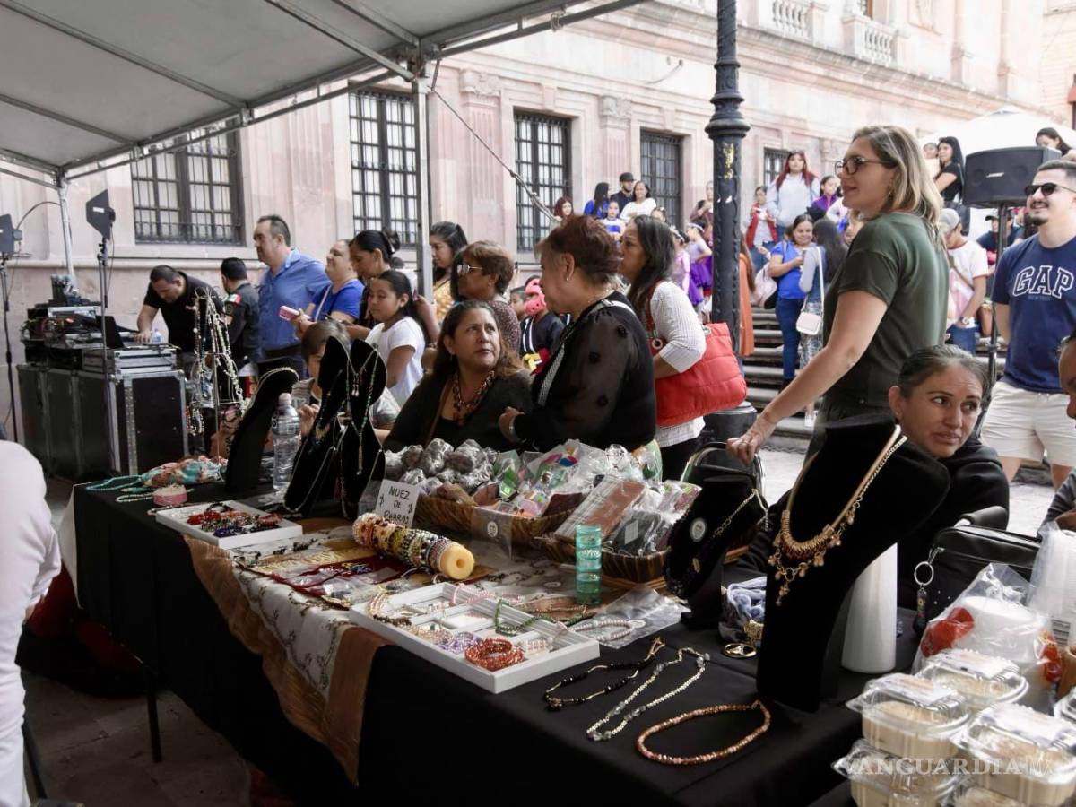 $!Esta Expo Centros Comunitarios subraya el poder transformador de la educación y el esfuerzo comunitario en la creación de oportunidades económicas locales.