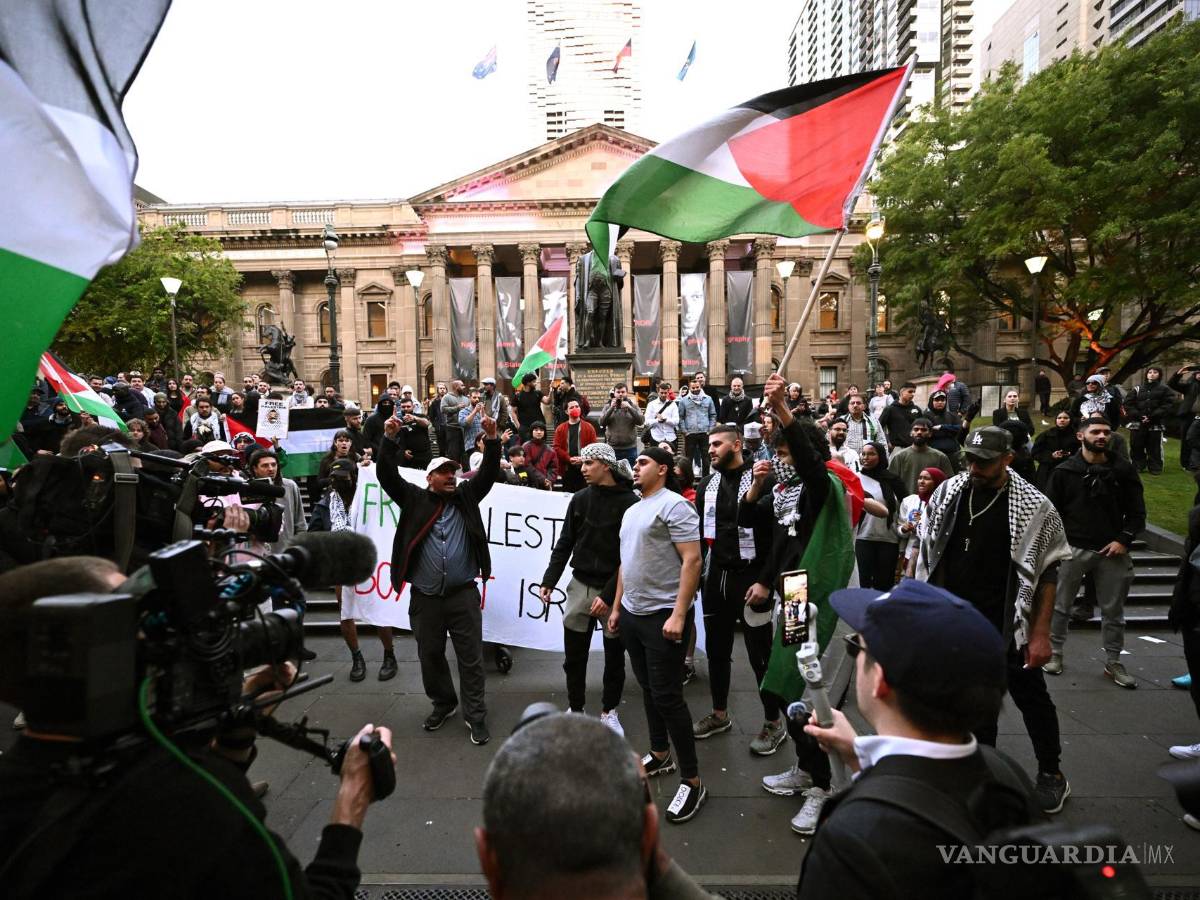 $!Personas participa en una manifestación contra la ocupación de territorios palestinos y el conflicto entre Israel y Hamás en Melbourne, Australia.