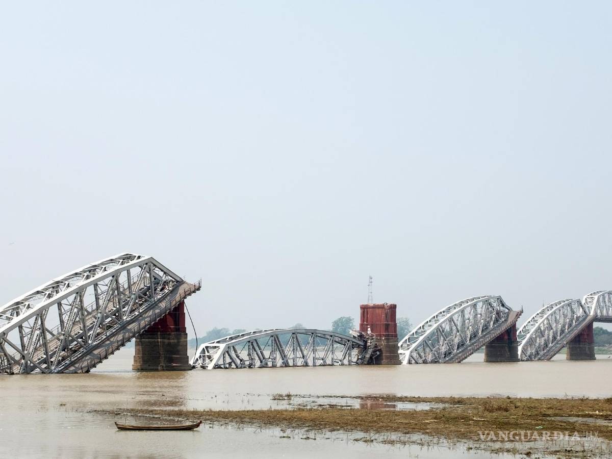 $!FVista del puente Ava derrumbado tras el terremoto de ayer en Mandalay. El sismo dejó un total de 1,002 muertos, 2,376 heridos y 30 desaparecidos.