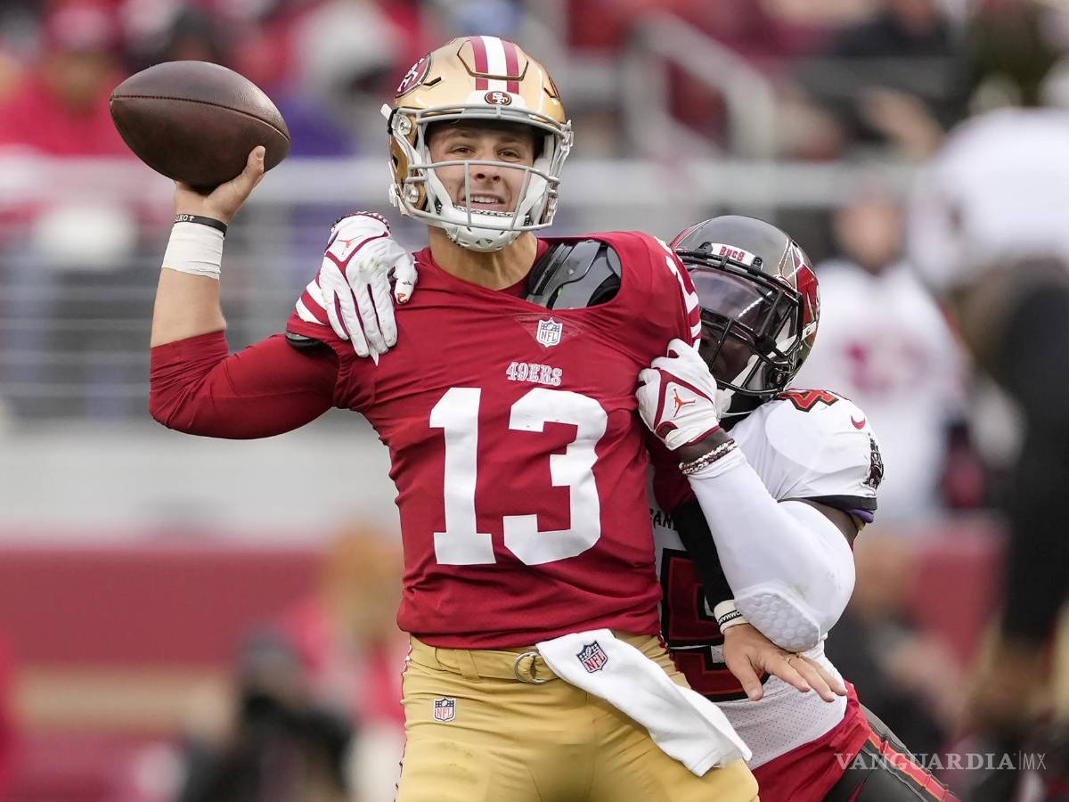 $!El mariscal de campo de los 49ers de San Francisco, Brock Purdy (13), pasa mientras el apoyador de los Bucaneros de Tampa Bay, Devin White, aplica presión.