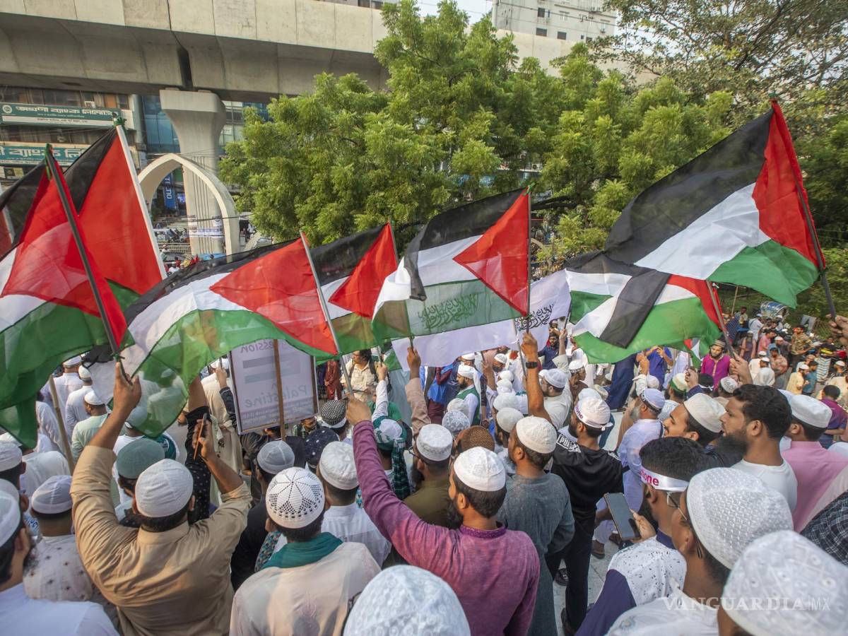 $!Activistas bangladesíes protestan en solidaridad con el pueblo palestino en la mezquita Baitul Mukarram en Dhaka, Bangladesh.