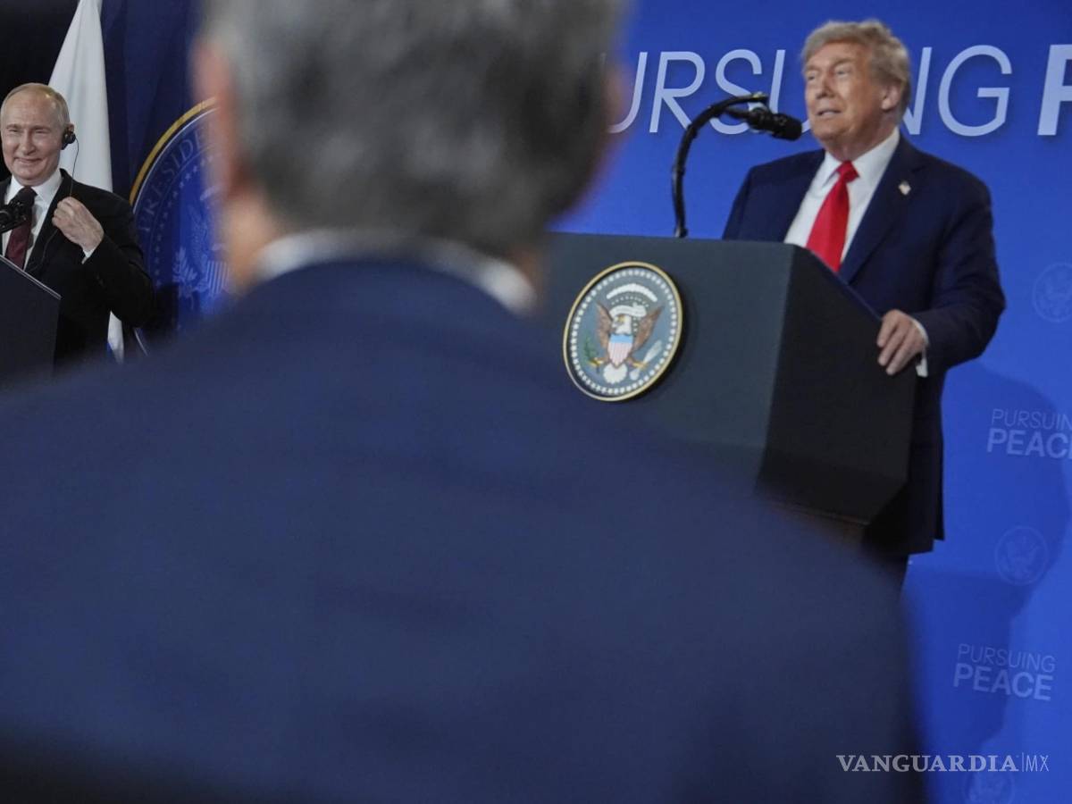 $!Los mandatarios de EU y Rusia, Donald Trump y Vladimir Putin hablan durante una conferencia de prensa en la Base Conjunta Elmendorf-Richardson, Alaska.