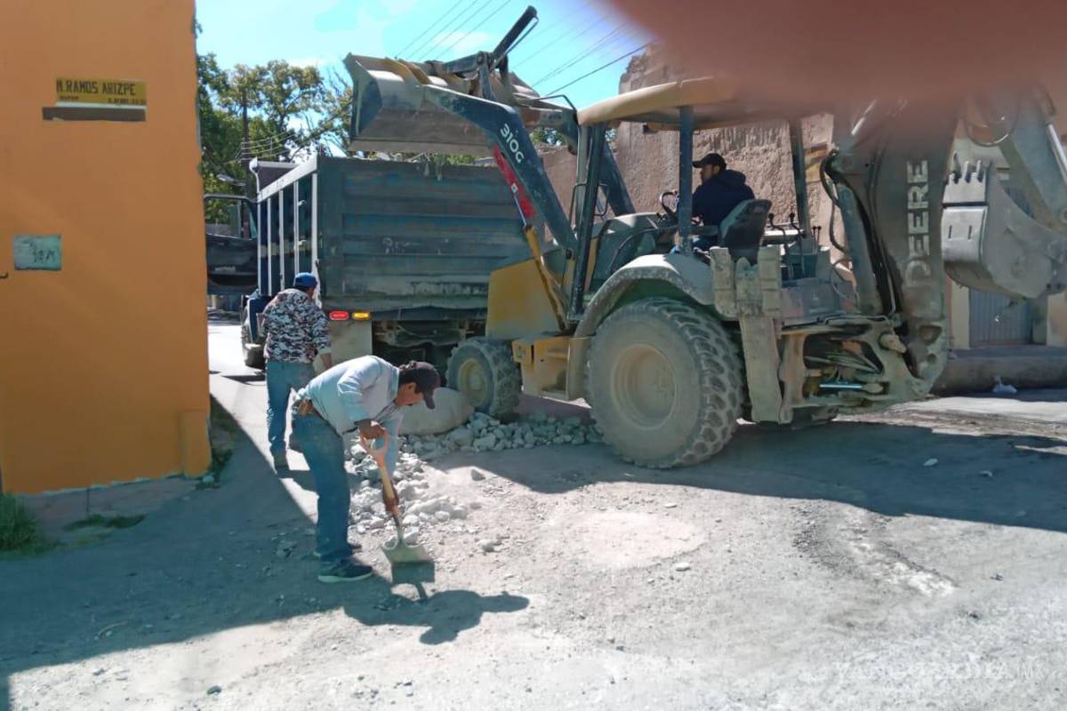 Bloquea camión materialista calles del centro de Parras tras derramar carga