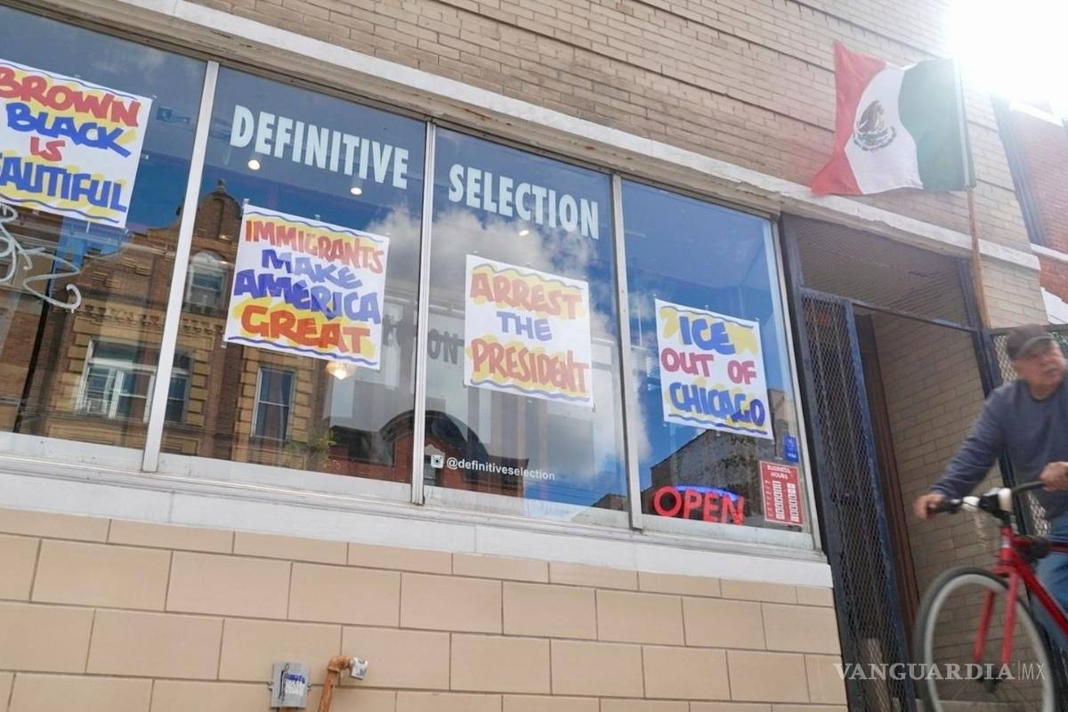 $!Un ciclista pasa por la tienda de ropa Definitive Selection, uno de los negocios predominantemente latino perjudicado por las políticas de Trump en Chicago.