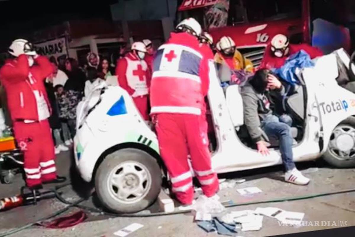 Terminan prensados tras chocar, pero conservan la vida