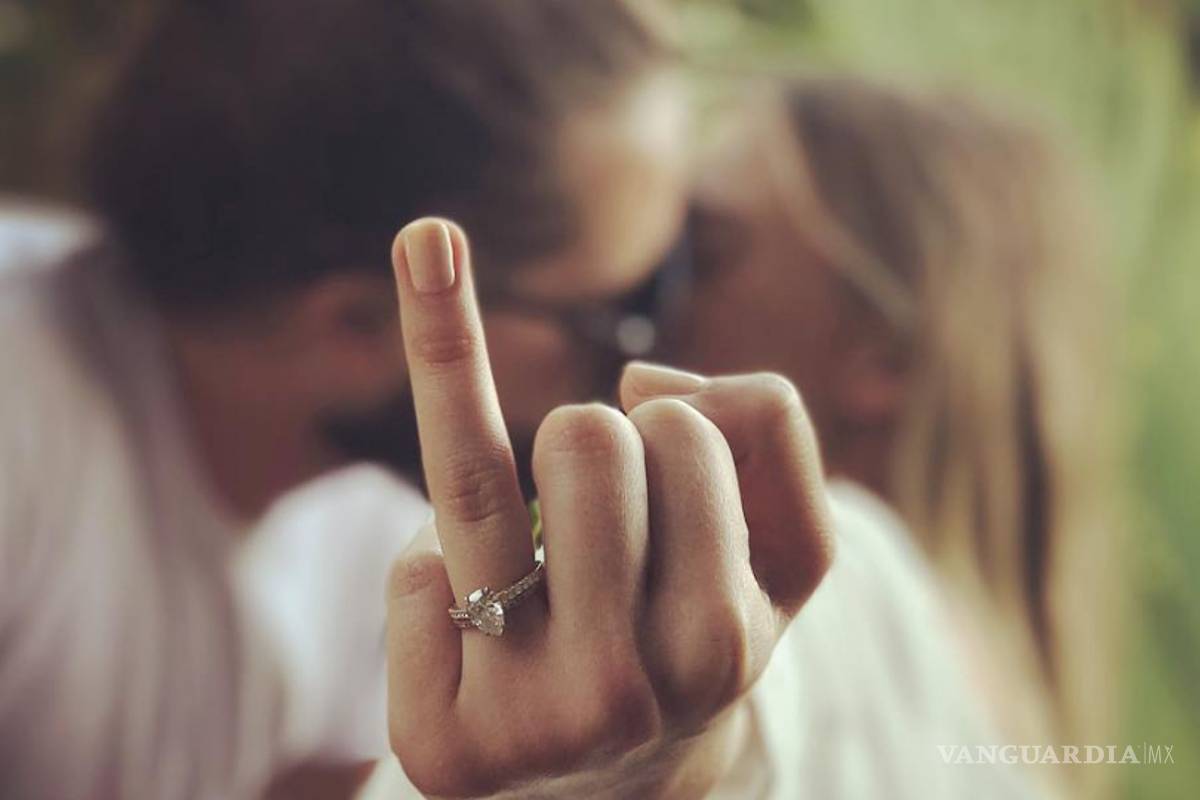 Margot Robbie presume anillo de diamante