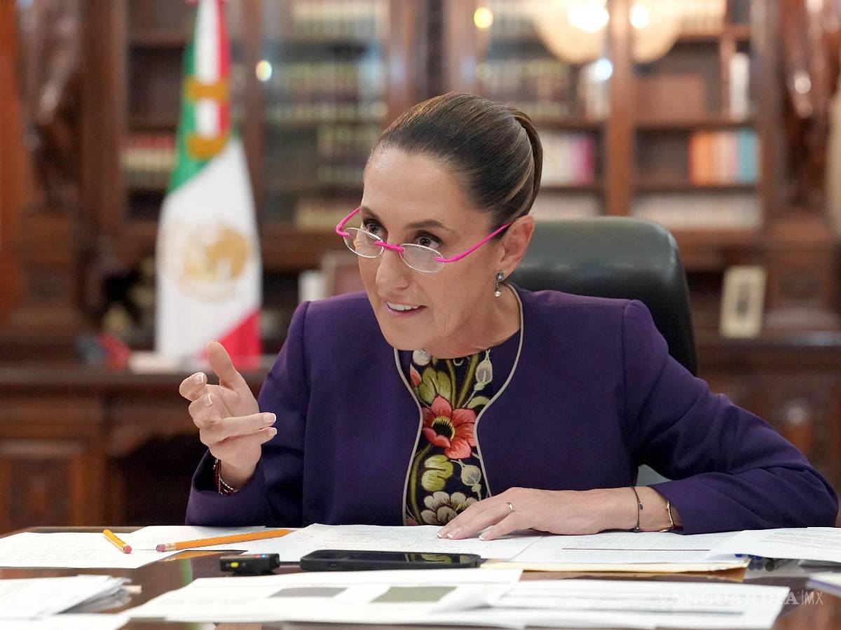 $!La mandataria mexicana Claudia Sheinbaum, durante una llamada con su homólogo estadounidense Donald Trump, desde Palacio Nacional en CDMX.