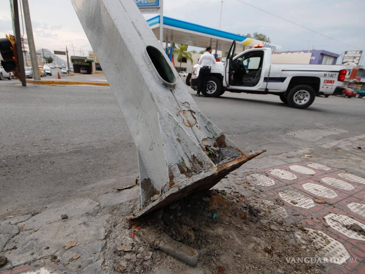 $!Fuertes vientos causan caída de un semáforo en céntrica zona de Saltillo