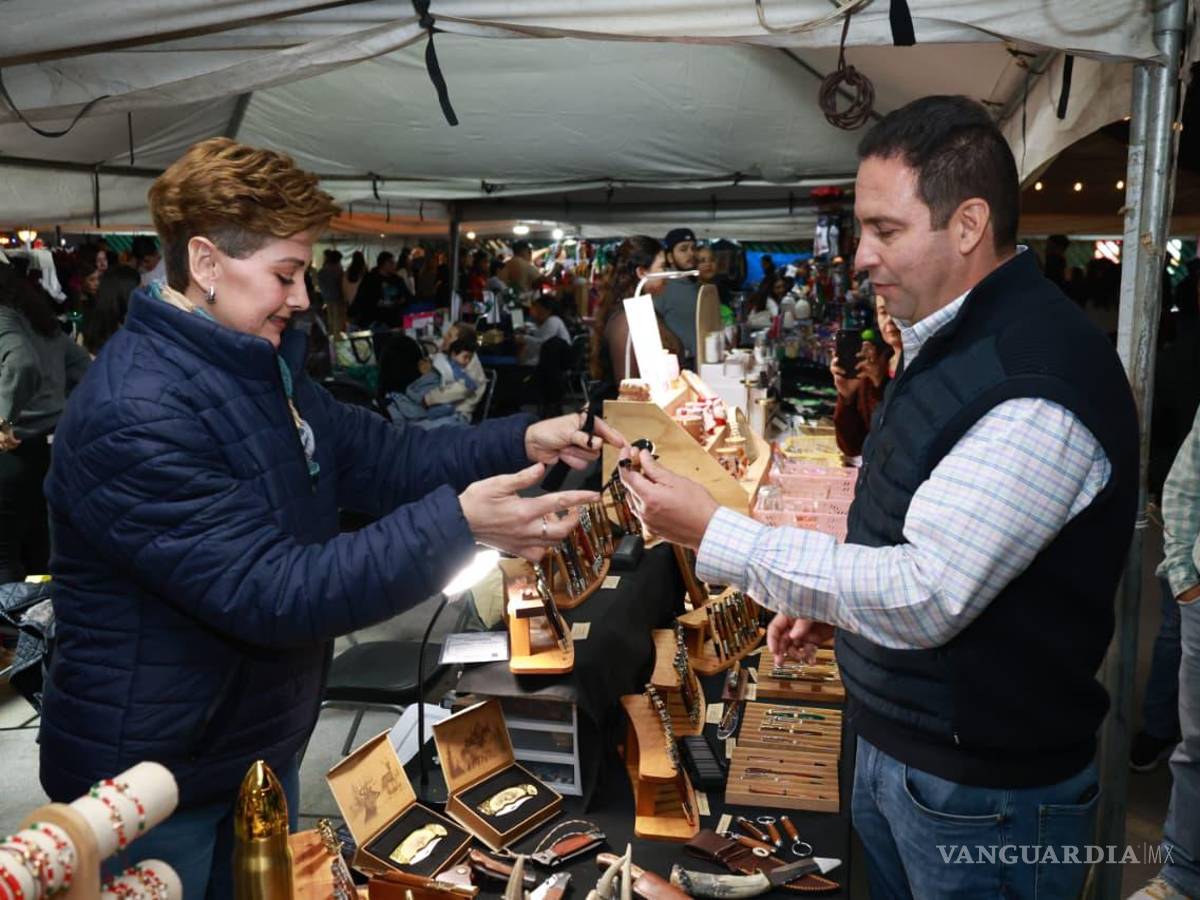 $!Emprendedoras de distintos giros mostraron sus productos al presidente municipal durante la visita del edil al evento.