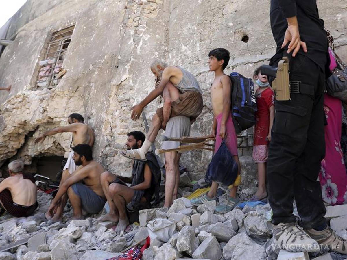 $!Civiles huyen semidesnudos de Mosul