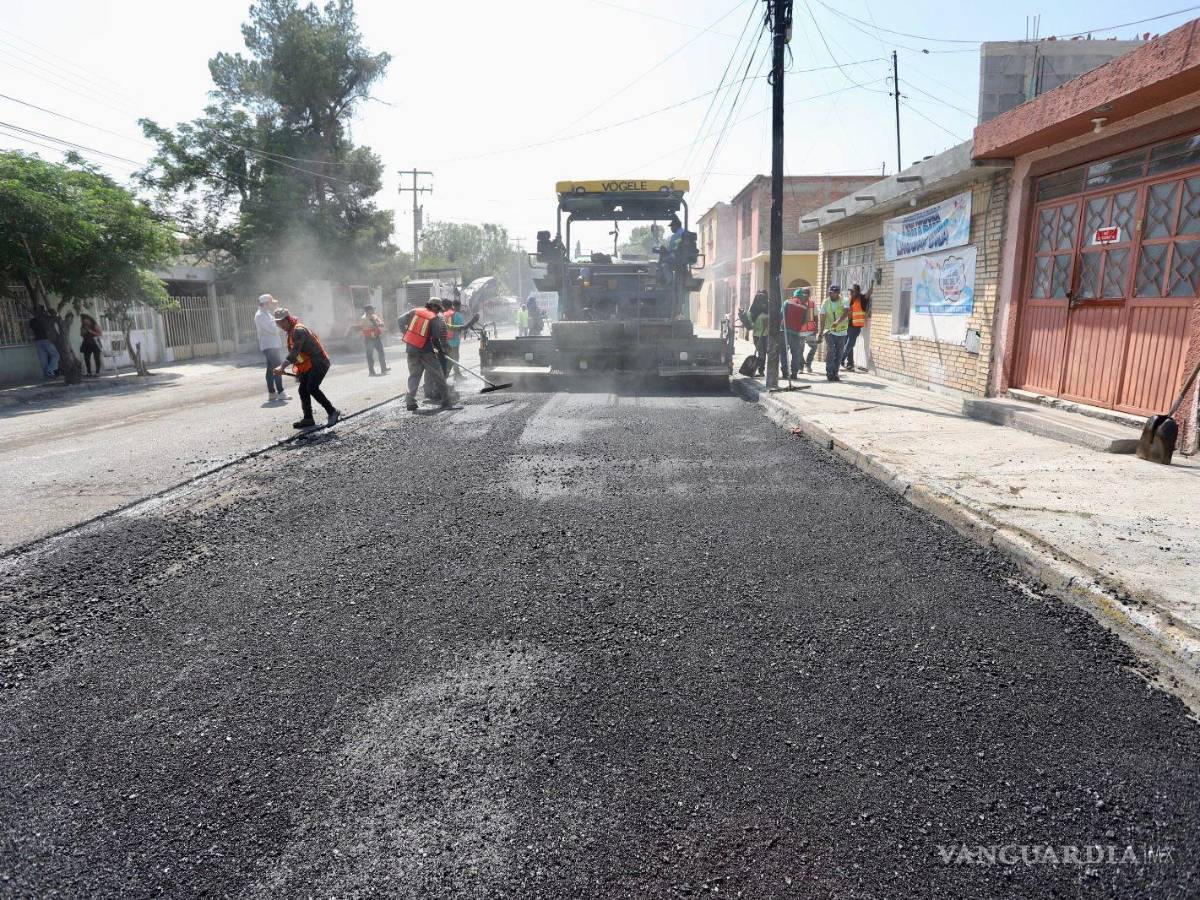 $!El recarpeteo en diversos sectores de Saltillo se está llevando a cabo.