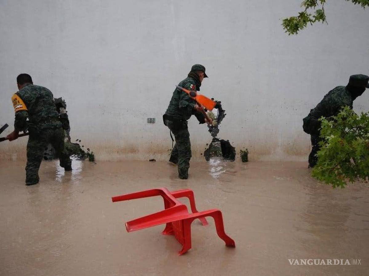 $!En aquel entonces, autoridades de los tres niveles de gobierno auxiliaron a los vecinos.