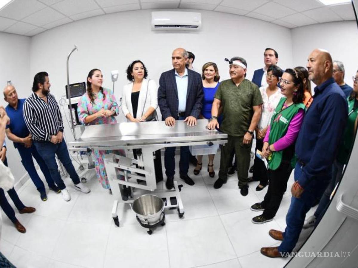 $!Con el Alcalde, durante el corte del listón, estuvo la primera dama, Leticia Carrillo; Faustino Aguilar, jefe de la Cuarta Jurisdicción Sanitaria; Esra Ibn Cavazos, delegada de Mejora Coahuila, Jorge García, presidente de la Asociación de Médicos Veterinarios de Monclova, entre otras personalidades más.