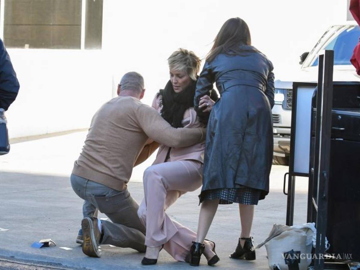 $!Enormes tacones provocan caída de Sharon Stone