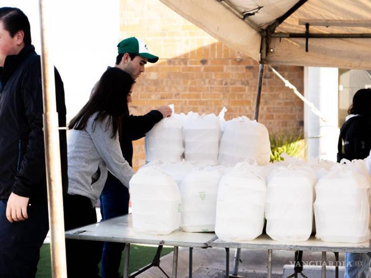 $!Equipos de voluntarios visitan hospitales para entregar cenas a familiares de pacientes.