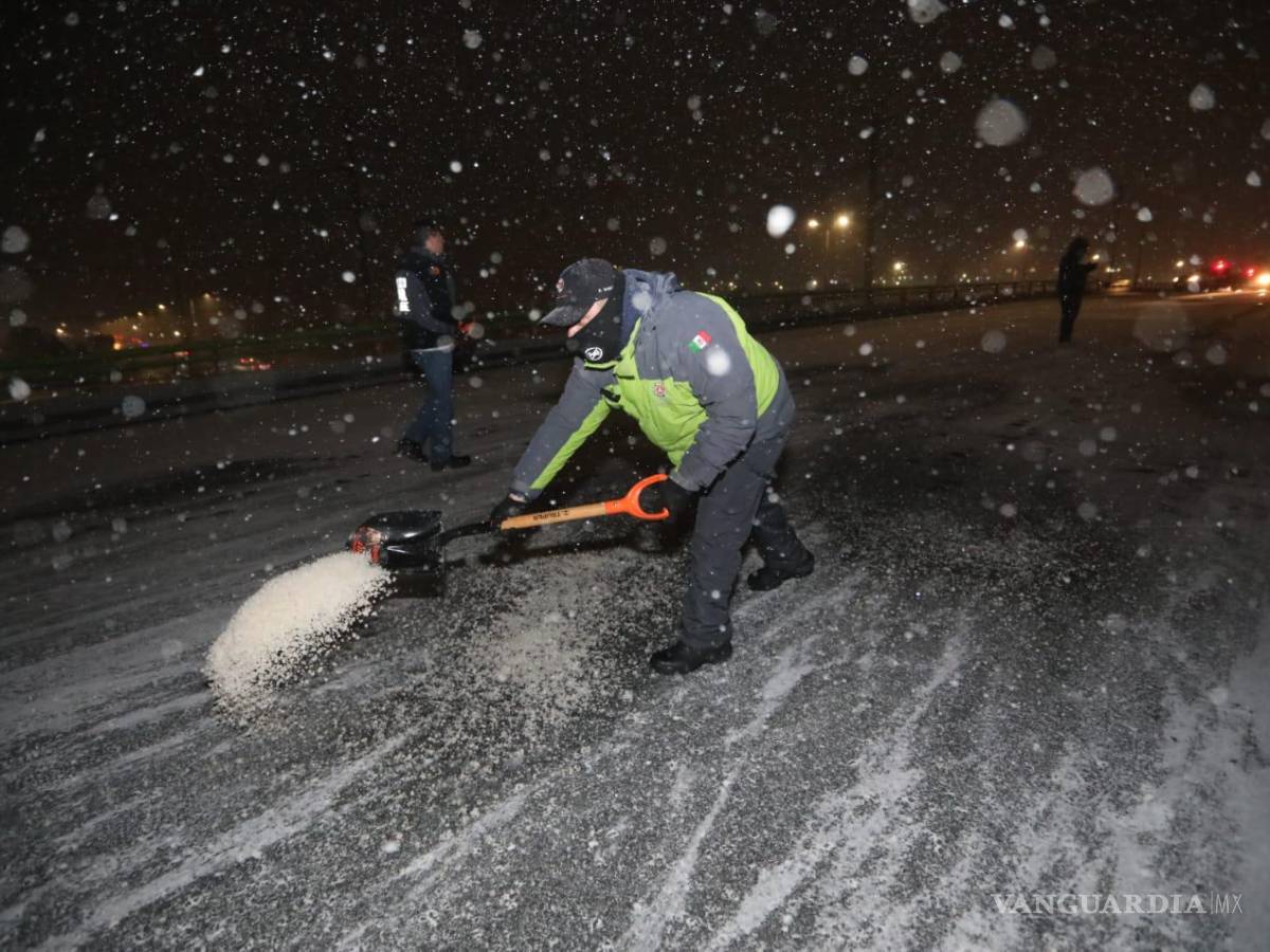 $!Personal de Protección Civil esparciendo sal para evitar accidentes.