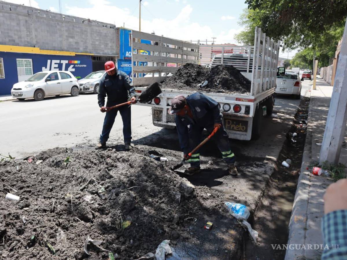 $!Brigadas del programa “Aquí Andamos” realizaron trabajos de desazolve en la colonia La Minita, atendiendo reportes ciudadanos.