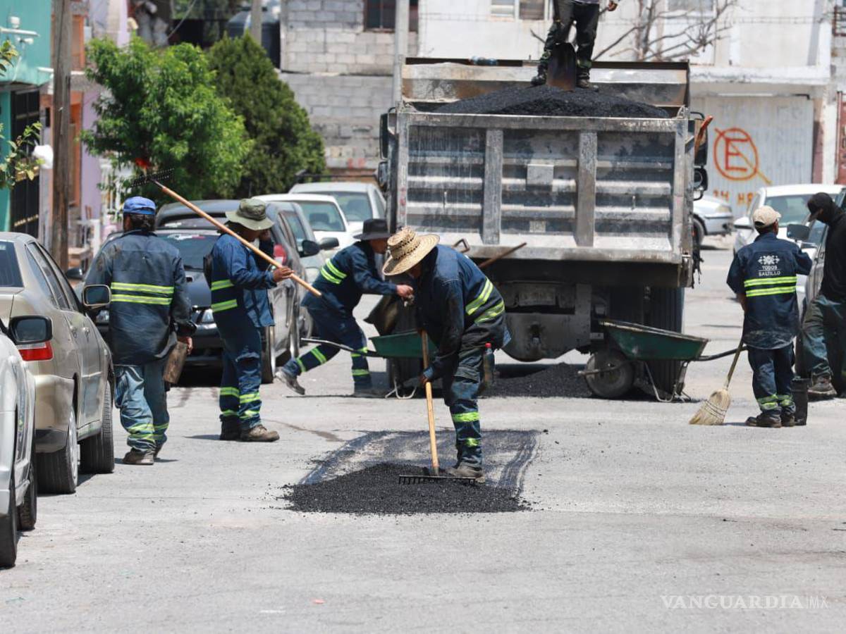 $!Un equipo de trabajadores municipales se asegura de que cada bache sea reparado con precisión y cuidado.