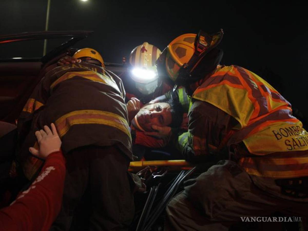 $!Rescatistas realizaron maniobras para poder rescatarlo y realizaron su traslado a la Clínica Dos del Seguro Social, en donde se reporta como delicado de salud.