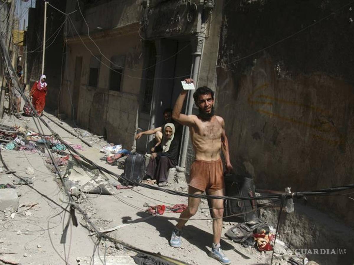 $!Civiles huyen semidesnudos de Mosul