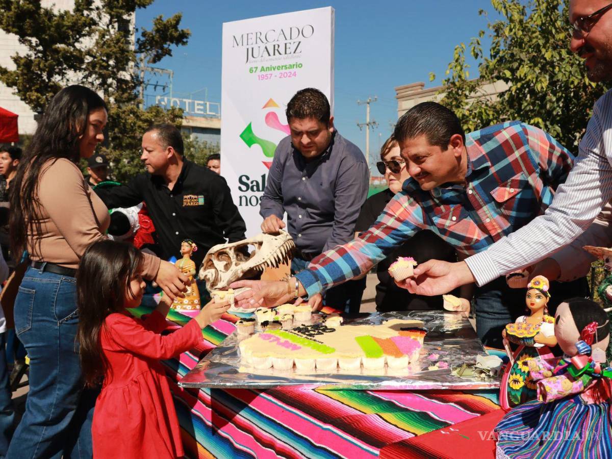 $!Los asistentes disfrutaron del pastel de aniversario.