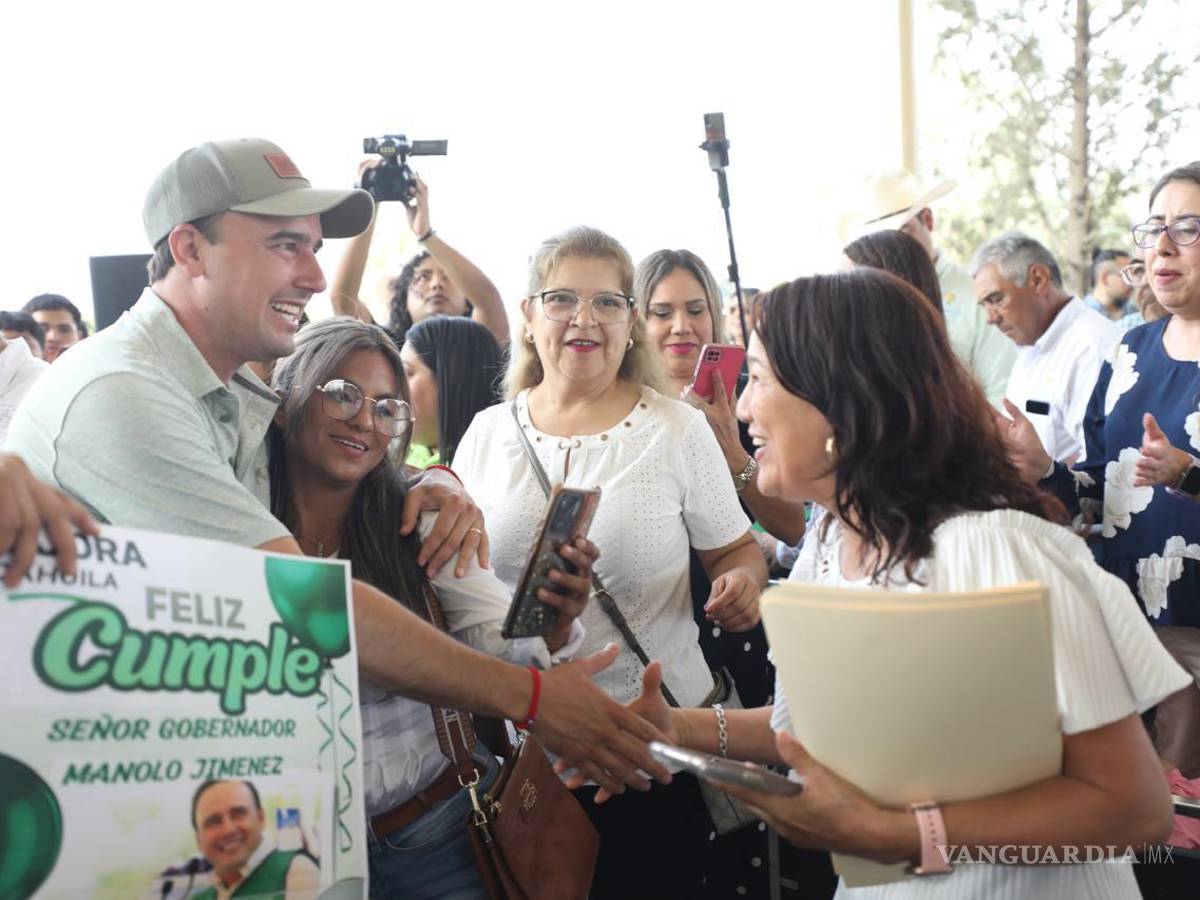 $!Asistentes al evento aprovecharon para felicitar al mandatario por su cumpleaños del pasado jueves.