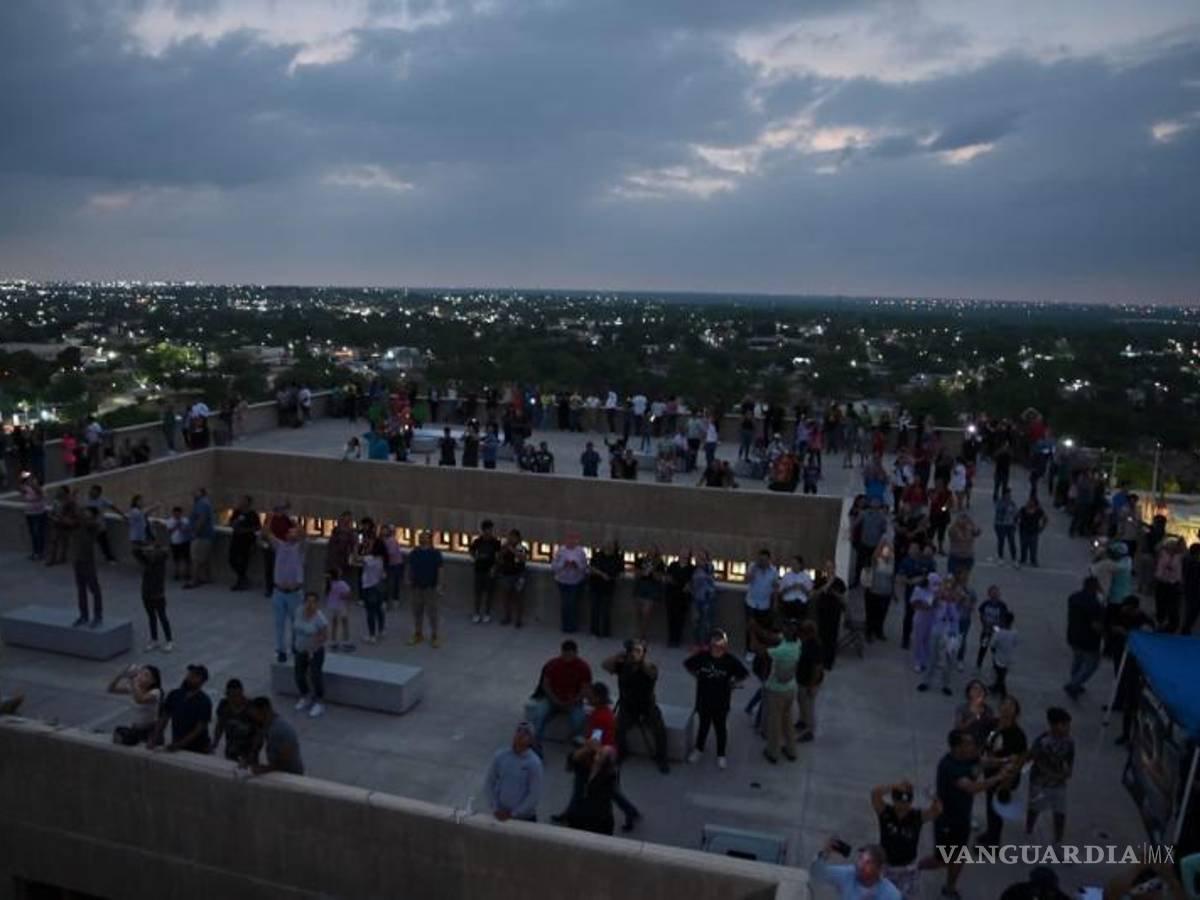$!Personas de todas las edades observando el fenómeno astronómico en el Museo del Antiguo Cuartel Militar.