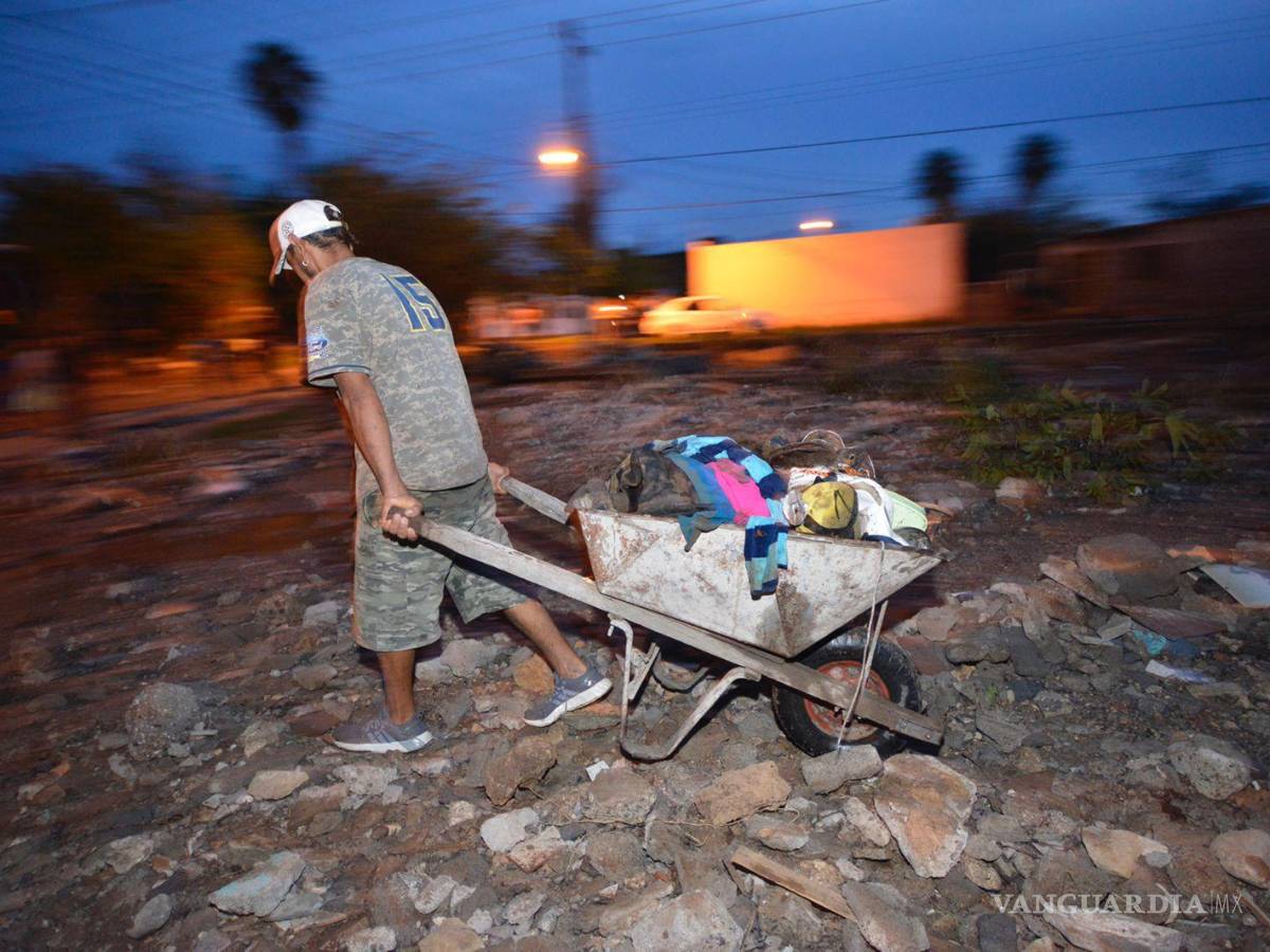 $!Fueron rescatados hasta horas después por personal del Ejército que activó el Plan DN-III-E.