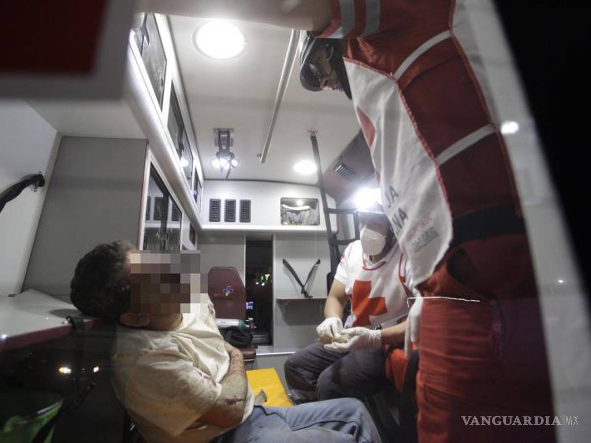 $!Se pidió el apoyo de paramédicos de Cruz Roja, quienes tras darle los primeros auxilios decidieron trasladarlo al Hospital General.