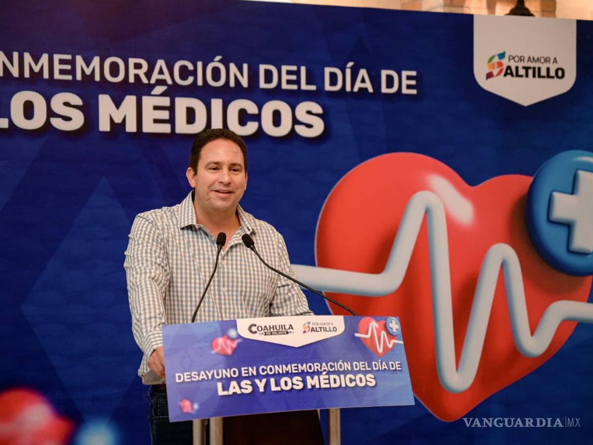 $!Durante el evento, autoridades municipales y estatales acompañaron la conmemoración del Día de las y los Médicos, reconociendo la labor de quienes trabajan por la salud de la comunidad.