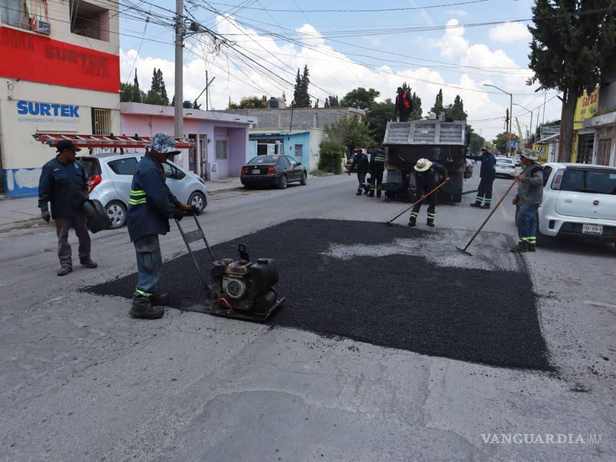 $!Cuadrillas de la Dirección de Infraestructura y Obra Pública repararon el pavimento de la calle Felipe Berriozábal, en la colonia Rodríguez Guayulera.