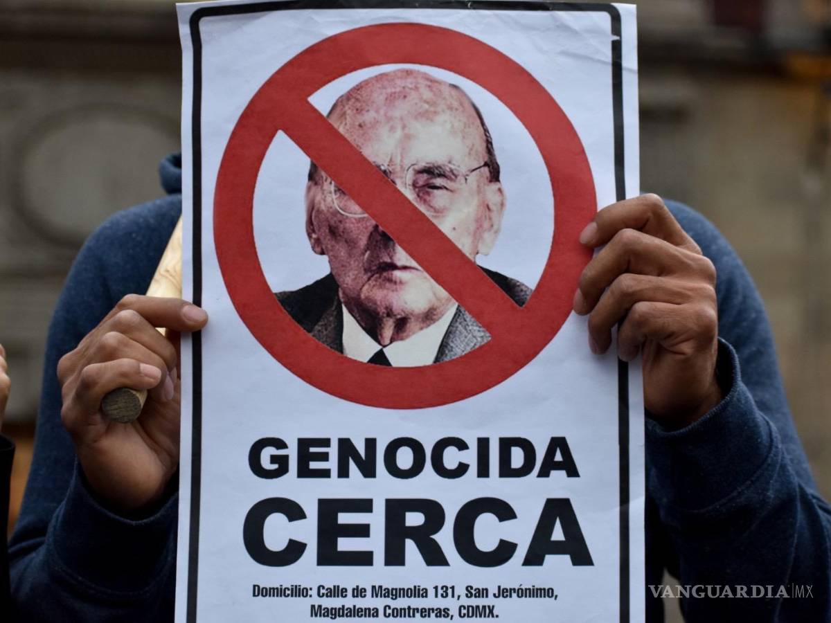 $!Fotografía del Echeverría Álvarez marcada como “genocida cerca”.