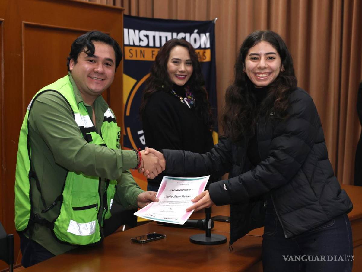 $!El director del Instituto Municipal de la Juventud, Abraham Ramírez Espinoza, encabezó la entrega de reconocimientos a estudiantes prestadores de servicio social.