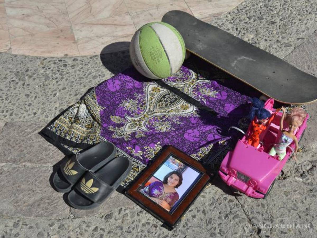 $!Ropa y juguetes de Valentina fueron colocados en el suelo de la Plaza de Armas.