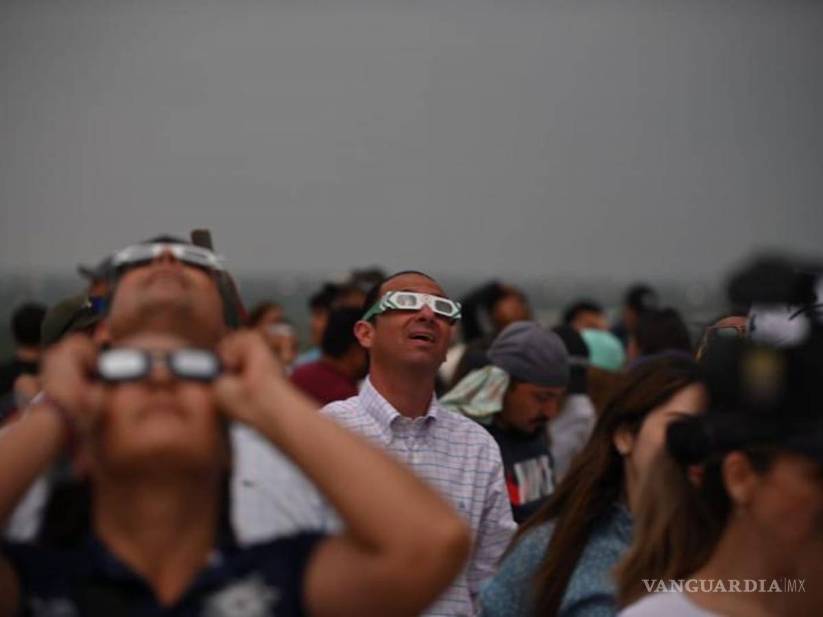 $!Desde el antiguo Cuartel Militar, el alcalde Emilio de Hoyos observando eclipse.