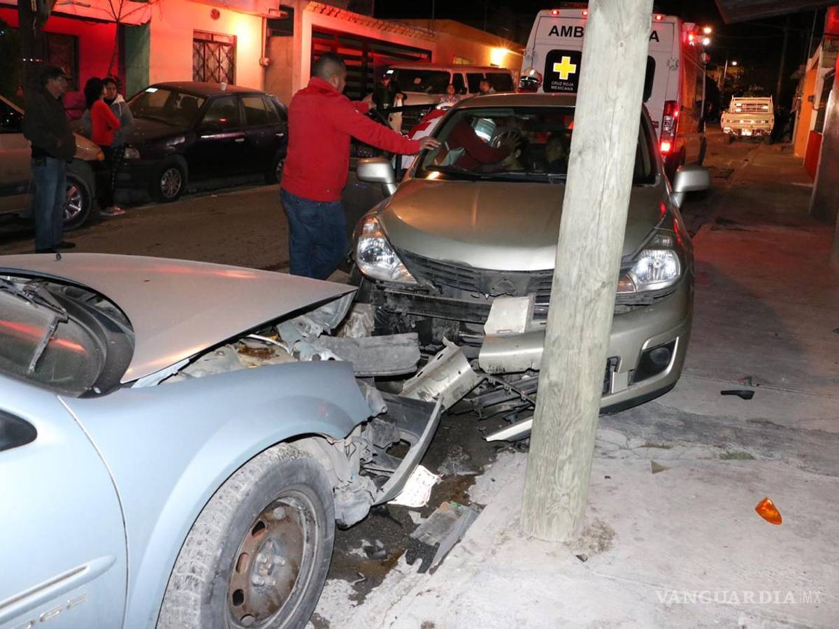 $!Por esquivar a motociclista se estrella con auto estacionado