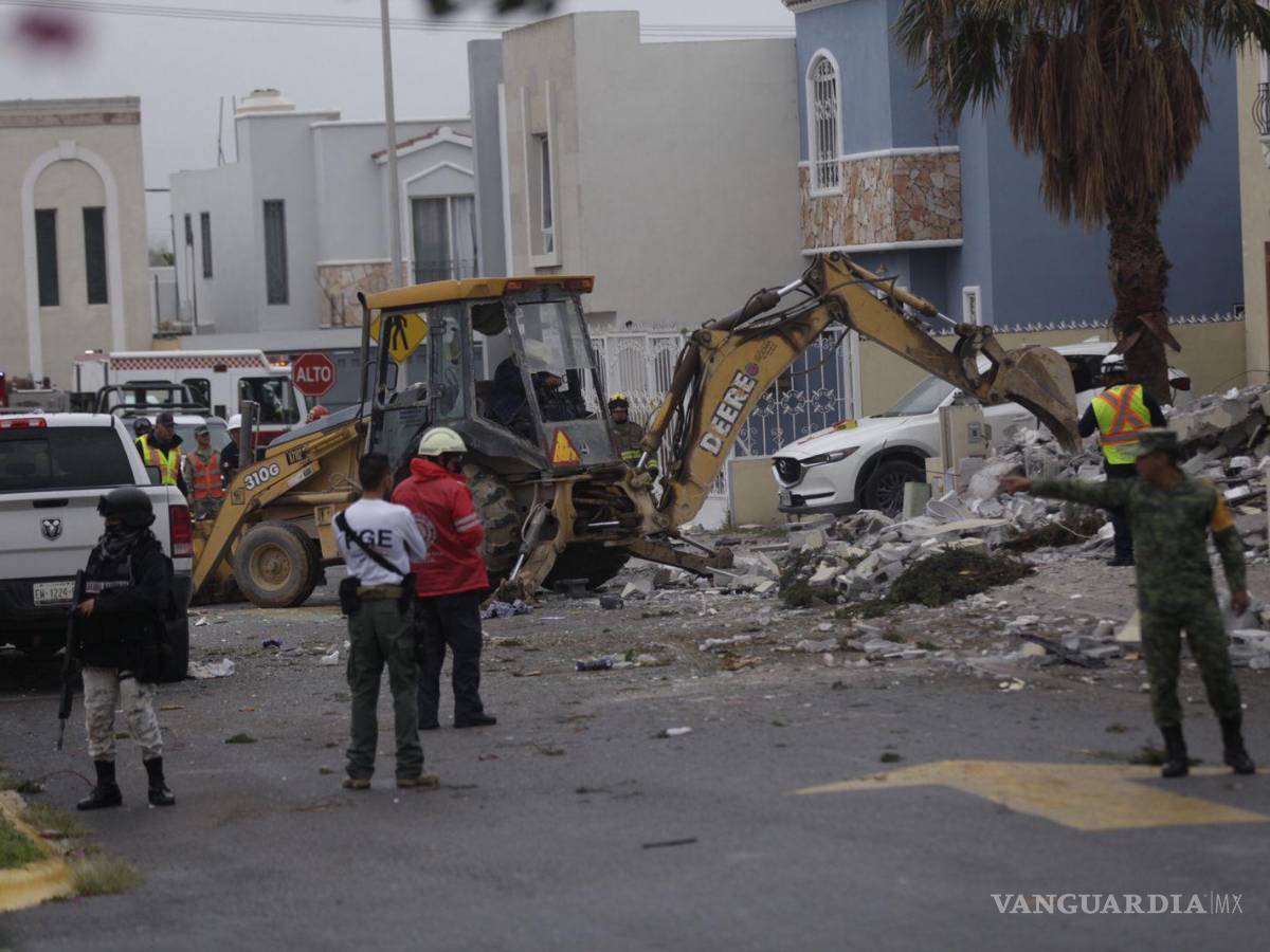 $!Fue necesario el uso de una retroexcavadora para retirar los escombros.