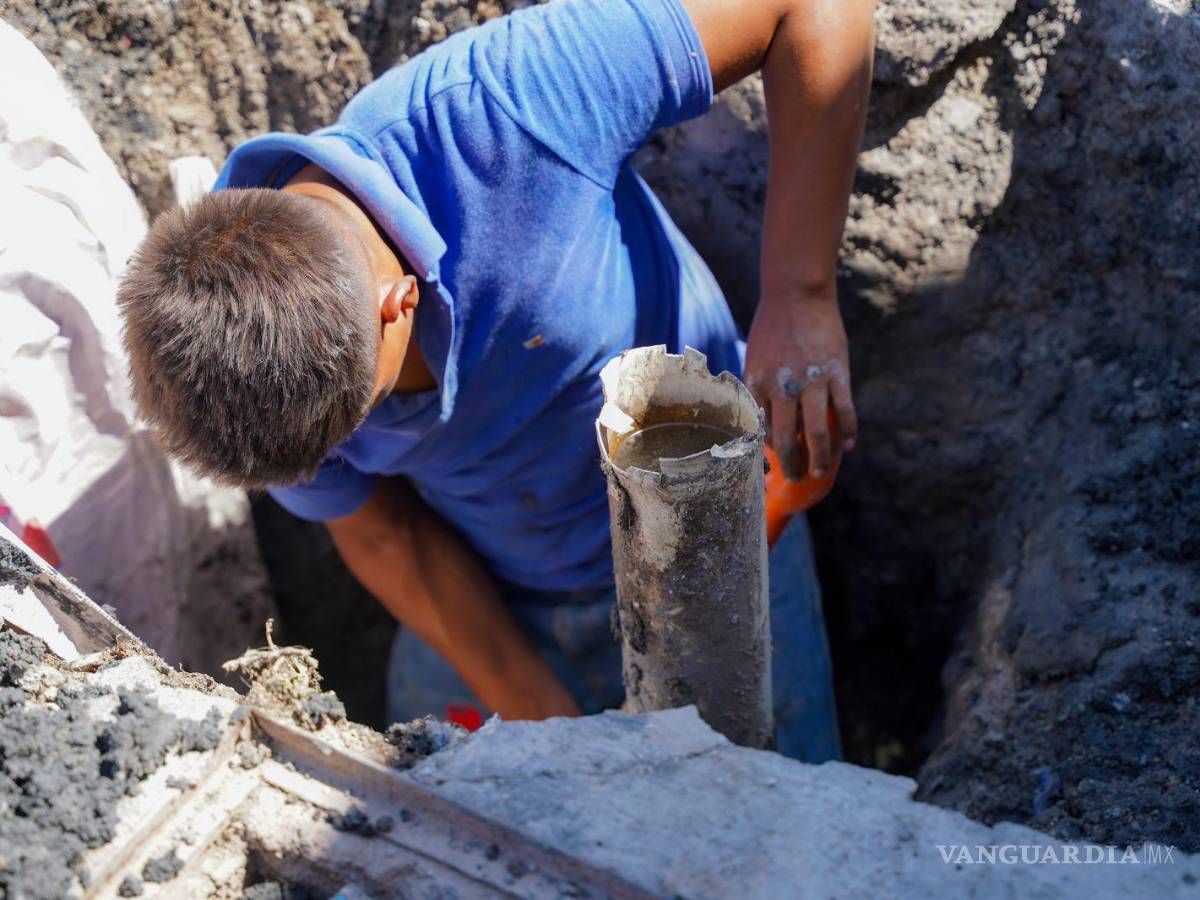 $!Cuadrillas de EMAS realizan intervención en descarga sanitaria en el fraccionamiento La Estación.