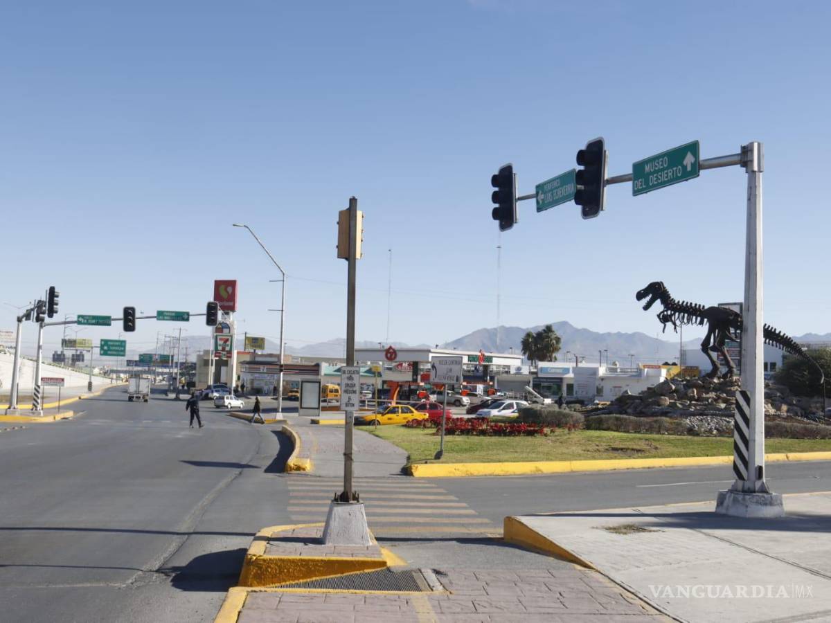 $!Semáforos en diversos puntos de Saltillo se encontraban sin funcionar aun para las 12:00 horas del lunes.